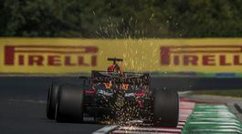 Varovný prst pre Hamiltona. V tréningoch boli rýchlejší jazdci Ferrari i Red Bullu