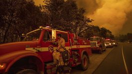 Lesné požiare v Kalifornii zničili približne 500 budov