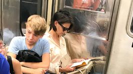 Ups! Tínedžer sa netváril nadšene, keď sa v metre viezol vedľa Cruiseovej ex