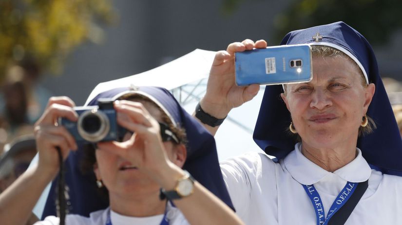 Mníšky si fotia cyklistov na štarte 19. etapy v...