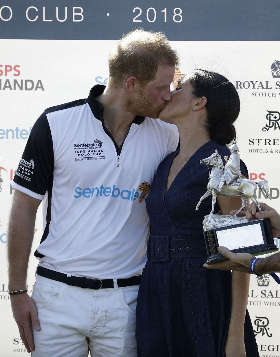 Vojvodkyňa Meghan pobozkala svojho manžela,...