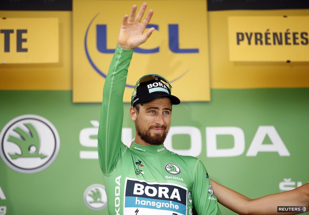Peter Sagan v zelenom drese na pódiu.