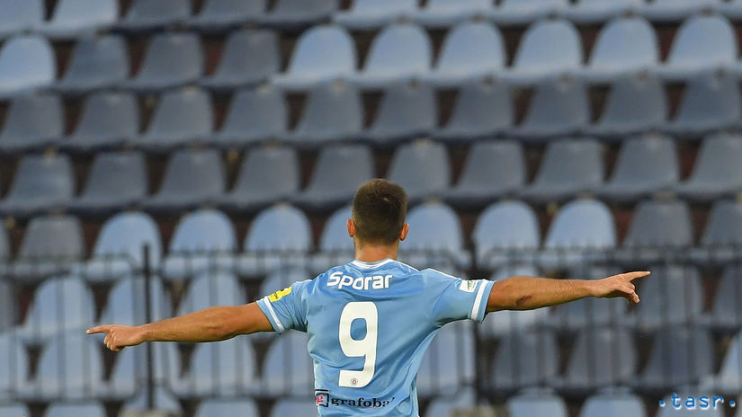 Slovanista Andraž Šporar sa teší z jedného zo...