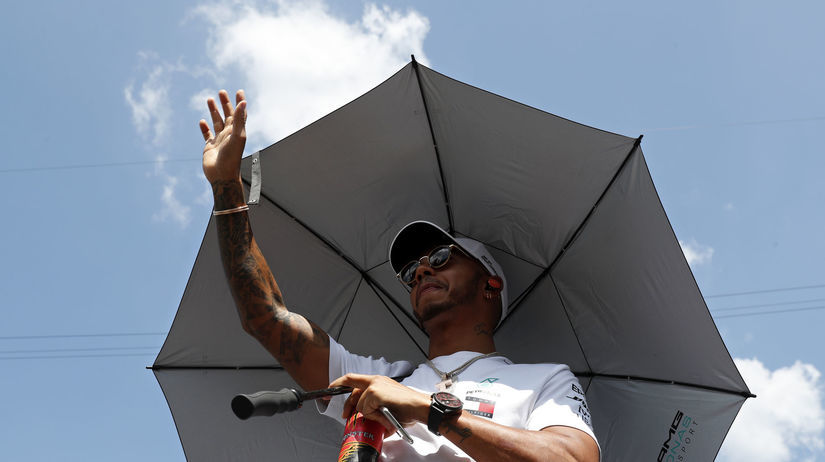 Lewis Hamilton z Mercedesu zdraví fanúšikov na...
