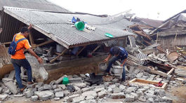 Po troch dňoch od zemetrasenia v Indonézii vytiahli spod trosiek živého človeka