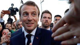 Macronova vláda prežila pre kauzu Benallu dve hlasovania o nedôvere