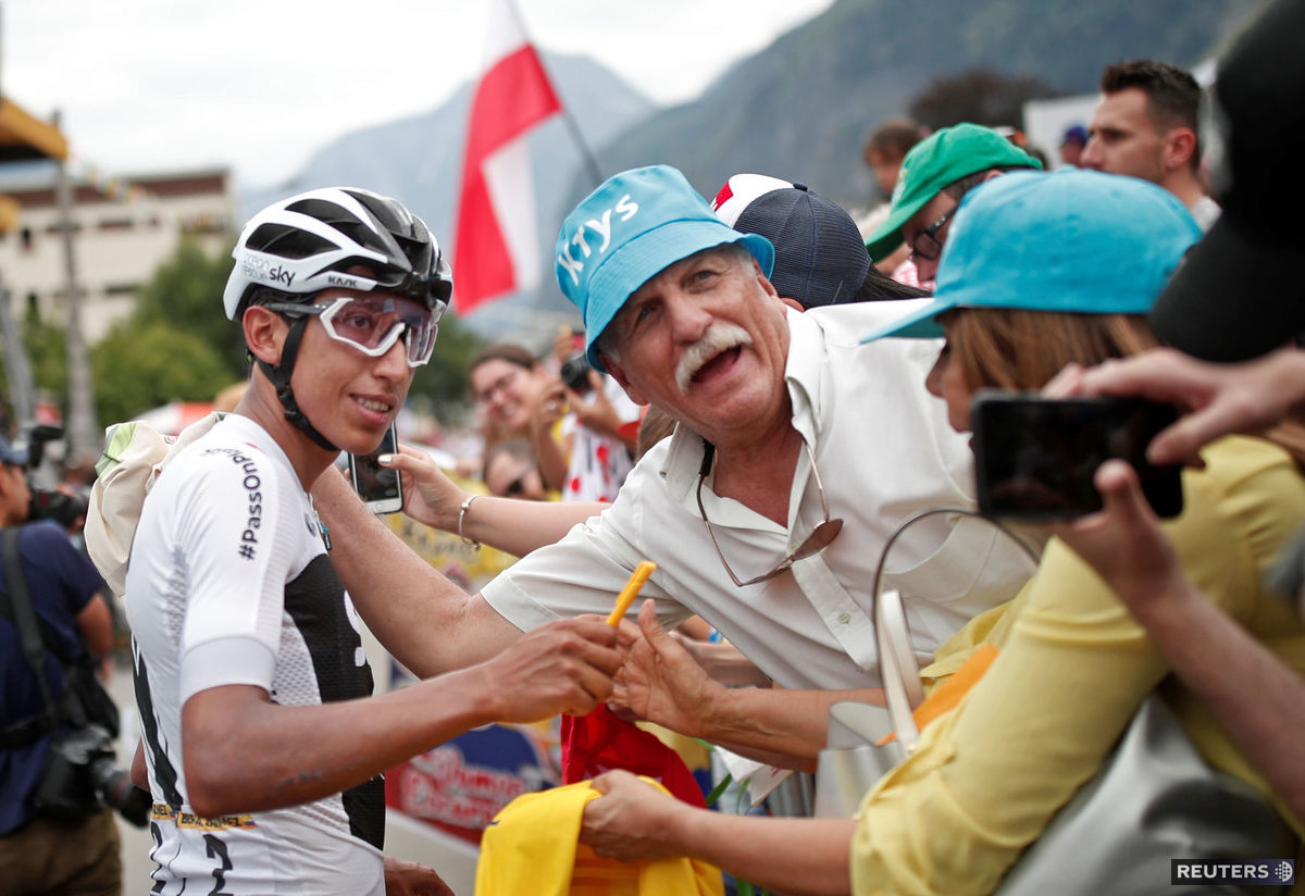 Egan Bernal s fanúšikmi pred 13. etapou Tour de...