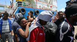 Loď s migrantmi zakotvila po týždňoch čakania v tuniskom Zarzise