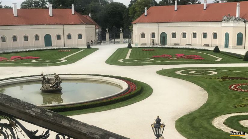 Esterháza – pohľad na nádvorie s fontánou.
