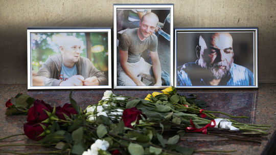 Na telách trojice zavraždených ruských novinárov nenašli stopy po mučení