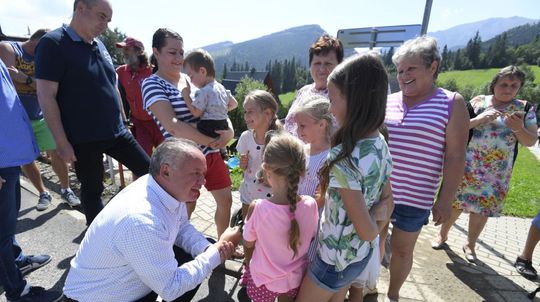 Prezident SR Andrej Kiska (vľavo dole)...