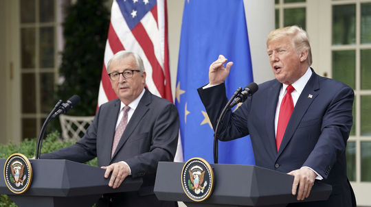 Čím môže v colnej vojne EÚ trápiť Trumpa? 'Tešiť' sa môže Caterpillar aj Xerox
