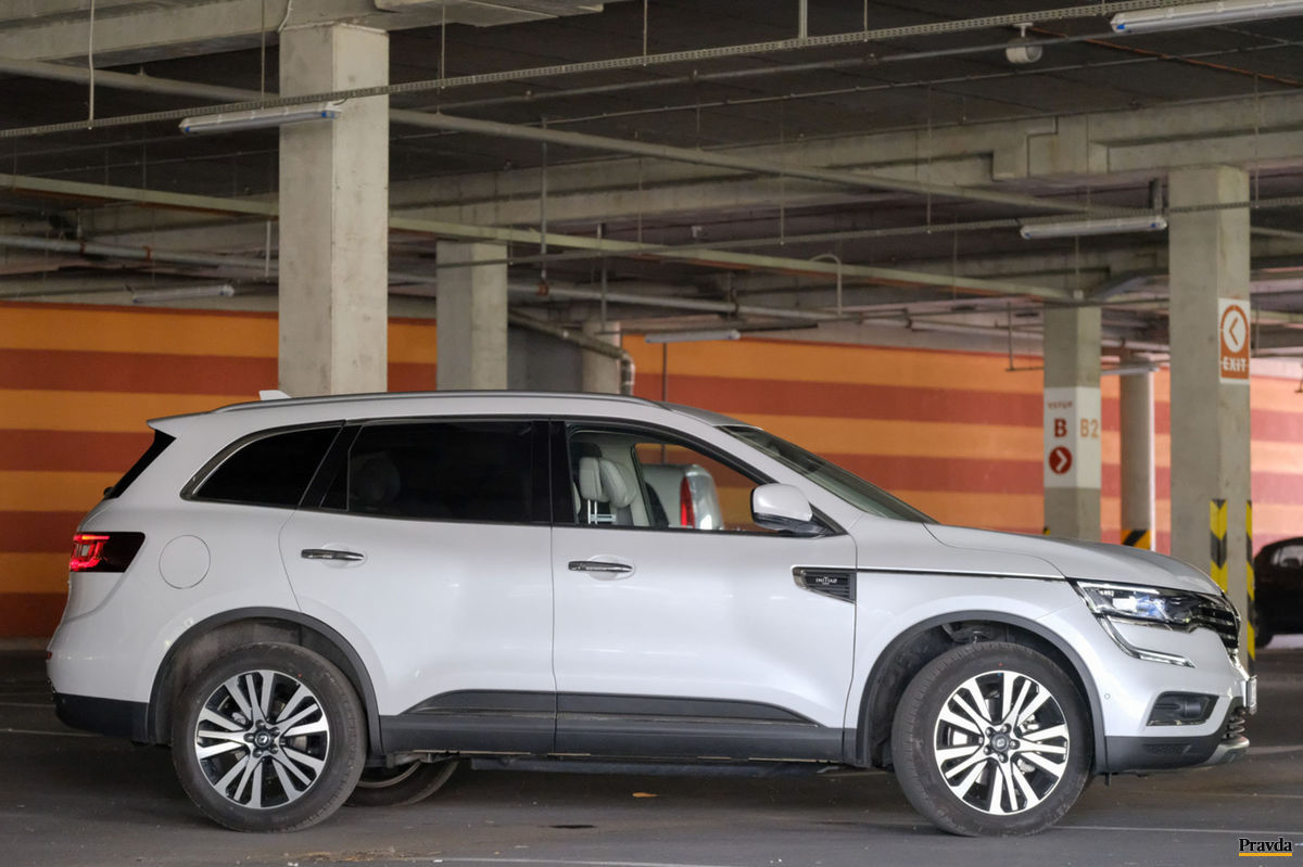 Renault Koleos pôsobí mohutne.