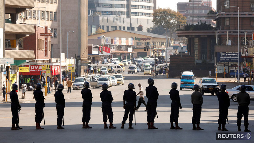Policajti počas volieb v Zimbabwe.