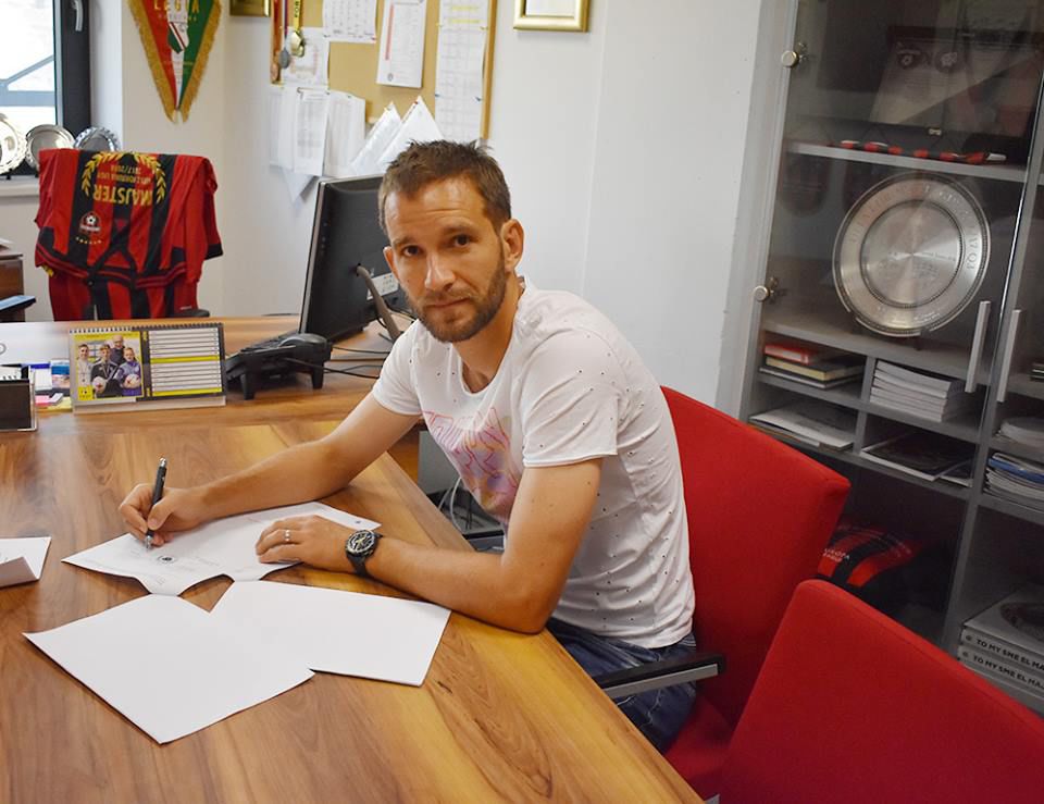 Marek Bakoš podpisuje zmluvu na polročné...