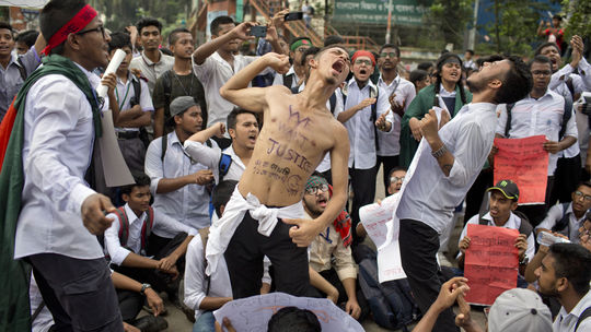 Najmenej 30 zranených pri zrážkach protestujúcich s políciou v Bangladéši