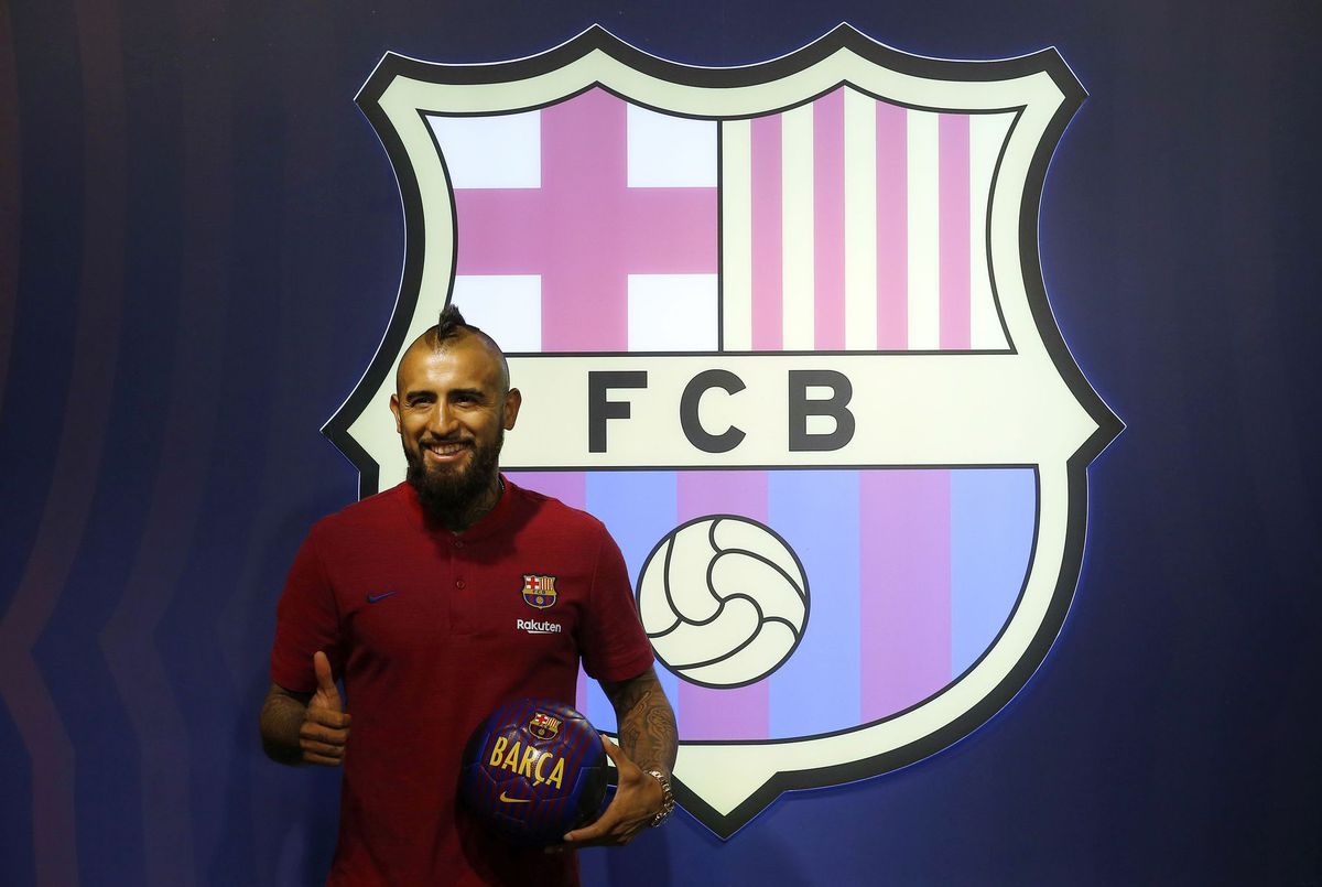 Arturo Vidal pred logom Barcelony.