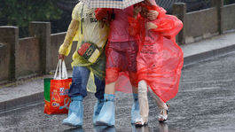 Po povodniach a horúčavách sa na Japonsko valí silný tajfún