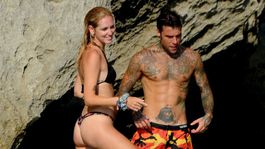 Talianska blogerka vytasila krivky v bikinách. Milenec ju olizoval na pláži!