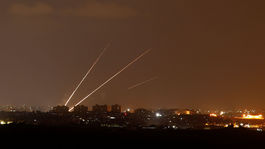 Izrael zasiahli desiatky rakiet z Gazy, letectvo podniklo protiútok
