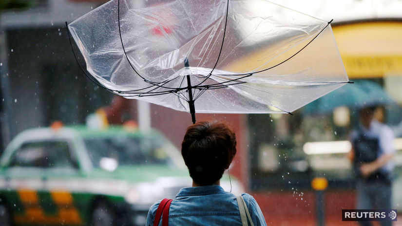 tajfún Šan-šan, Japonsko, žena, dážď