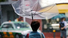 K Japonsku sa priblížil silný tajfún Šan-šan; priniesol dážď a vietor