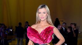 Poľská hviezda zahalená v lupeňoch kvetov! Jej nôžky, to je pohľad  