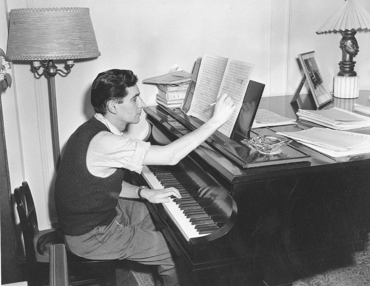 Skladateľ Leonard Bernstein na fotografii z...