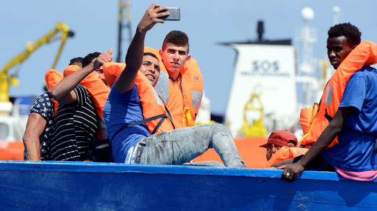 Utečenci sa sťažujú: Lode v Stredozemnom mori nám prestali pomáhať