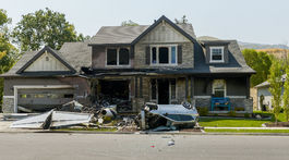 Pilot v USA nabúral s lietadlom do vlastného domu