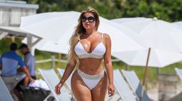 Ruská Kardashianka zas úraduje v Miami. Sporé bikiny a kriviek... aj za dve!