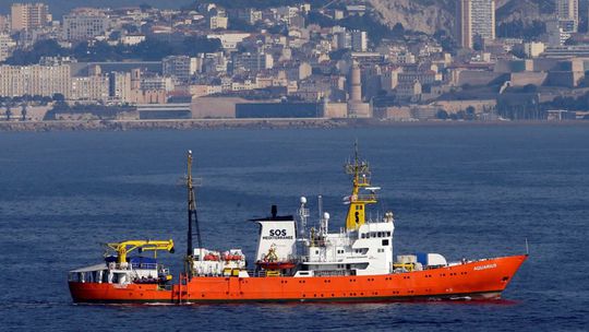 Šestica krajín EÚ si rozdelí migrantov z lode Aquarius, ktorá zakotví na Malte