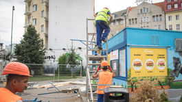 Na Kamennom námestí odstraňujú nelegálne stánky, bránili rekonštrukcii