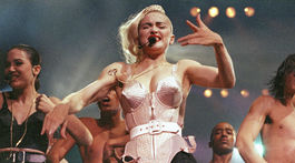 Rok 1990: Madonna a slávny korzet od Jeana Paula Gaultiera na turné Blond Ambition. 