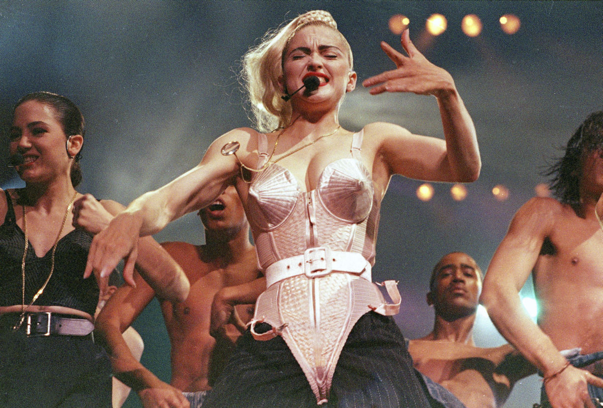 Rok 1990: Madonna a slávny korzet od Jeana Paula Gaultiera na turné Blond Ambition. 