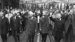 Spor o Dubčeka: Patrí na nebesá alebo pod čiernu zem?