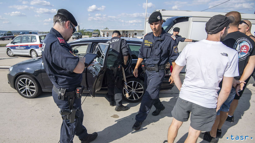Rakúska polícia kontroluje na hraniciach autá s...