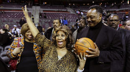 Speváčka Aretha Franklin na zábere z roku 2011 po basketbalovom zápase Detroit Pistons-Miami Heat.