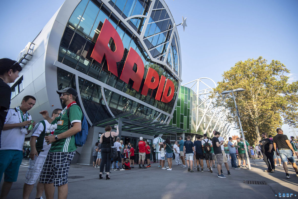 Fanúšikovia stoja pred štadiónom Allianz Arena...