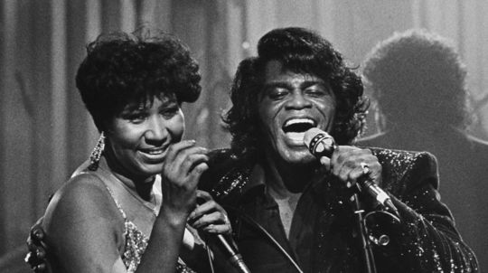 Záber z roku 1987: Speváci James Brown a Aretha...