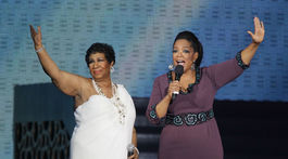 Záber z roku 2011: SPeváčka Aretha Franklin (vľavo) a moderátorka Oprah Winfrey.