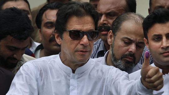Poslanci potvrdili Imrana Chána ako nového pakistanského premiéra
