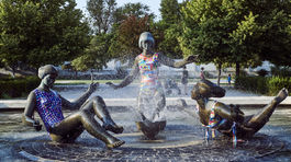 Šiat sa dočkali aj sochy vo fontáne Radosť v Grassalkovichovej záhrade. Lenka Sršňová im zhotovila plavky s motívmi kolekcií Bon-Bon a 