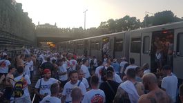 Slovanisti vyčíňali v metre, polícia ich vysadila na koľajniciach