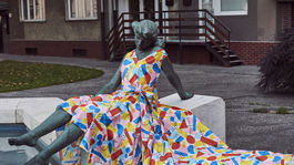 Socha na fontáne na rohu Záhradníckej a Karadžičovej ulice v Bratislave oblečená do šiat od Lenky Sršňovej z kolekcie Fullove.