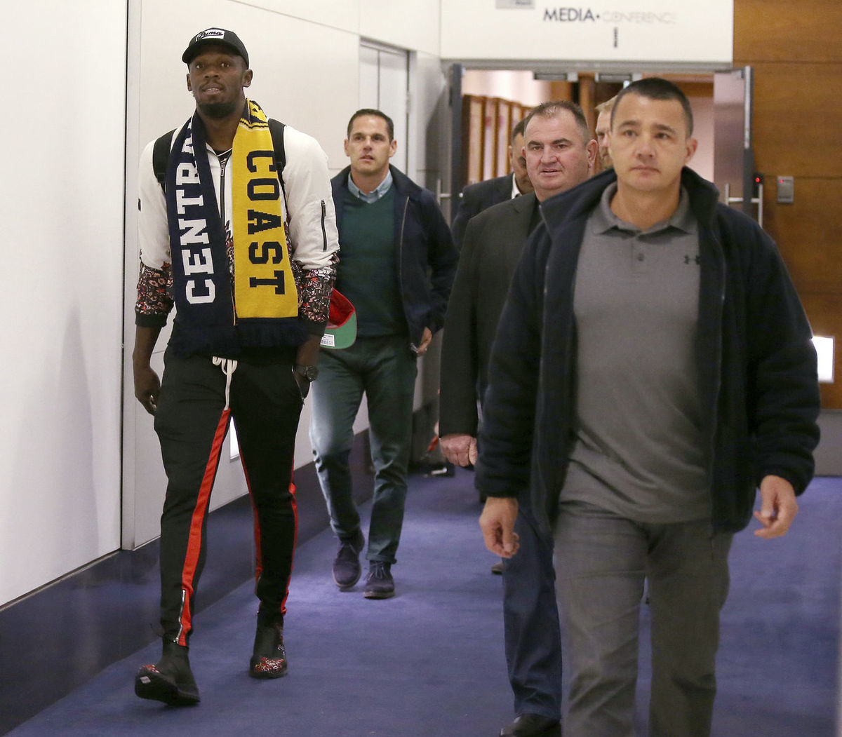 Usain Bolt so šálom tímu Central Coast Mariners...