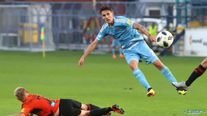 Slovanista Dávid Holman strieľa na bránku...