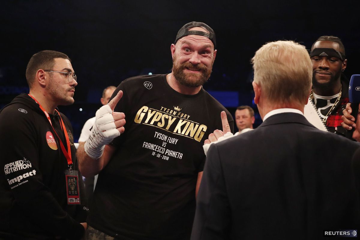 Tyson Fury oslavuje triumf nad Francescom...