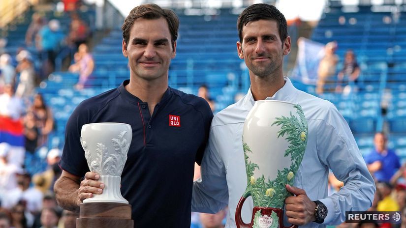 Novak Djokovič (vpravo) sa teší z triumfu na...