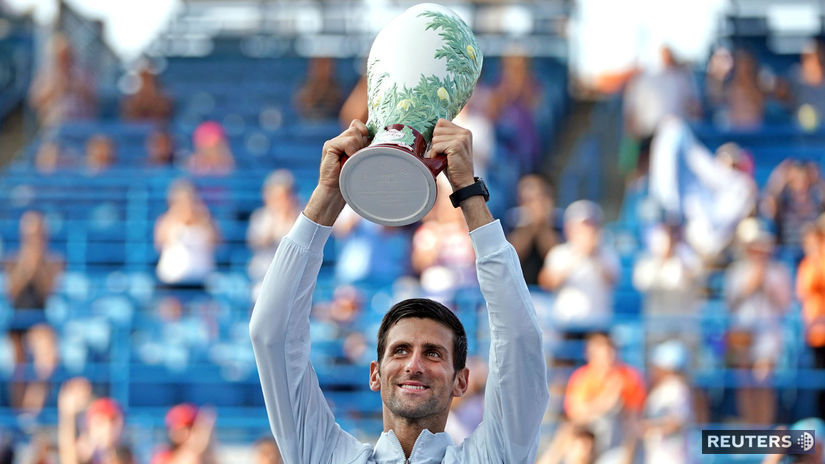Novak Djokovič pózuje s trofejou pre víťaza...